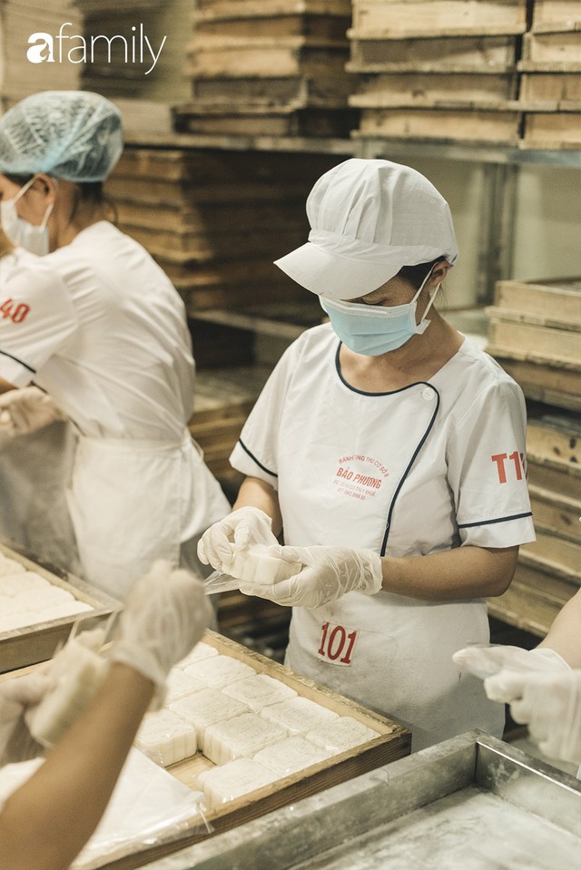 Thế hệ thứ ba trong gia tộc bánh Trung thu nổi tiếng nhất Hà Nội: Ông nội dặn phải dùng bao bì theo lối cũ vì Bảo Phương không mua chuộc khách bằng vẻ bề ngoài - Ảnh 13.