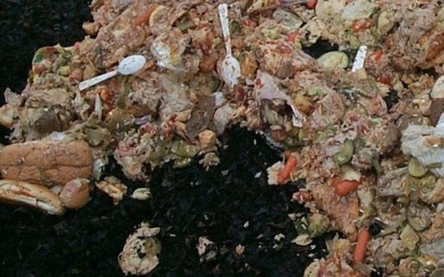 Bữa tiệc “thịnh soạn” của dân xóm ổ chuột: Những miếng thịt thừa từ bãi rác thành bữa ăn có thịt cho người nghèo - Ảnh 5.