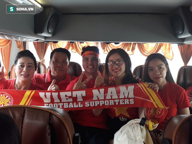  CĐV Việt Nam từ Australia, Lào nhuộm đỏ Thammasat chờ đội nhà đánh bại Thái Lan - Ảnh 2.