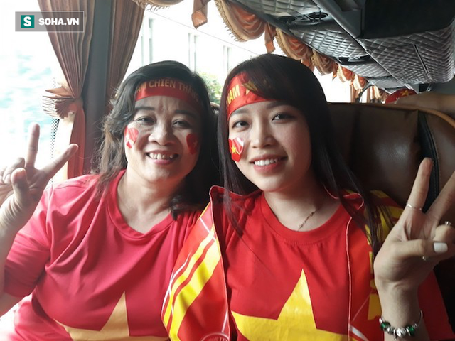  CĐV Việt Nam từ Australia, Lào nhuộm đỏ Thammasat chờ đội nhà đánh bại Thái Lan - Ảnh 4.