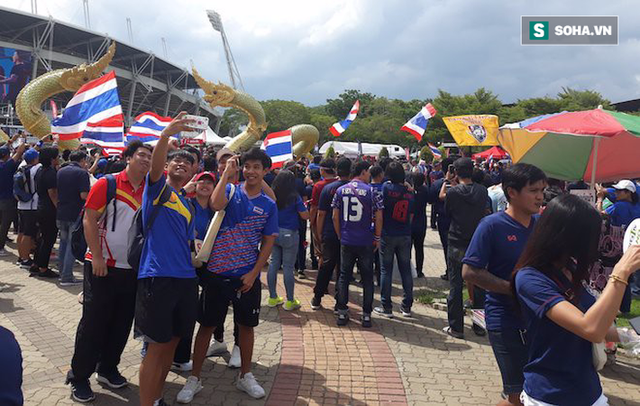  CĐV Việt Nam từ Australia, Lào nhuộm đỏ Thammasat chờ đội nhà đánh bại Thái Lan - Ảnh 8.