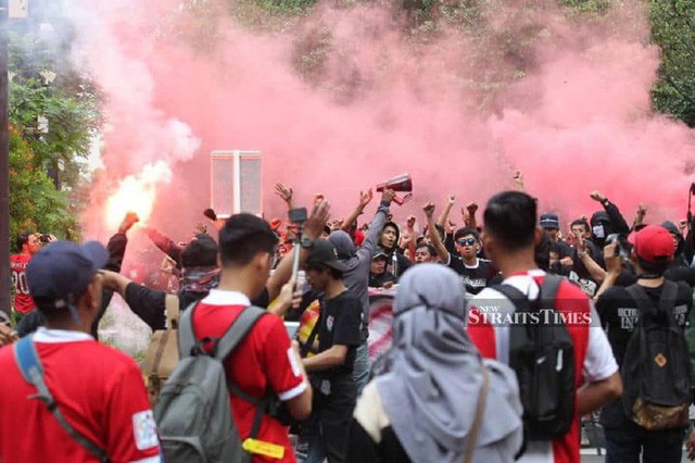 KINH HOÀNG: CĐV Indonesia ném mưa gạch đá , ĐT Malaysia phải tẩu thoát bằng xe bọc thép - Ảnh 2.