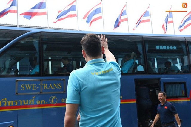 Xúc động khoảnh khắc Văn Lâm bịn rịn chia tay đồng đội, 1 mình ở lại Thái Lan thi đấu - Ảnh 4.