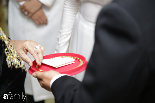 ĐỘC QUYỀN: Toàn cảnh lễ đưa dâu bằng dàn siêu xe hơn 100 tỷ của con gái đại gia Minh Nhựa, quà cưới toàn vàng, kim cương đeo đỏ tay - Ảnh 24.