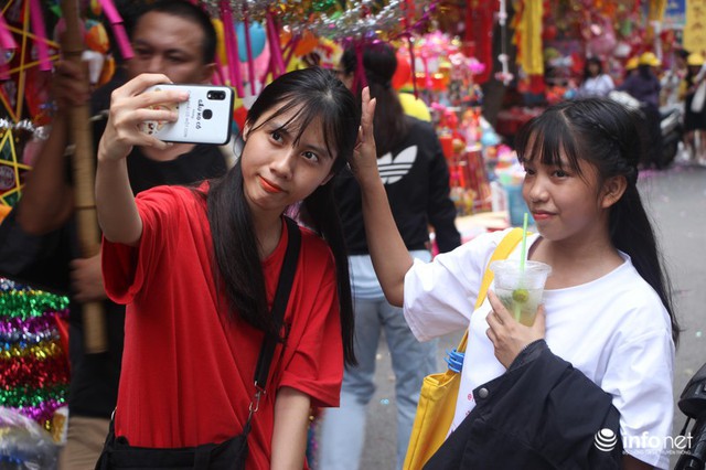 Thực hư chuyện chụp ảnh tại phố Hàng Mã phải mất phí 100.000/lần chụp - Ảnh 5.