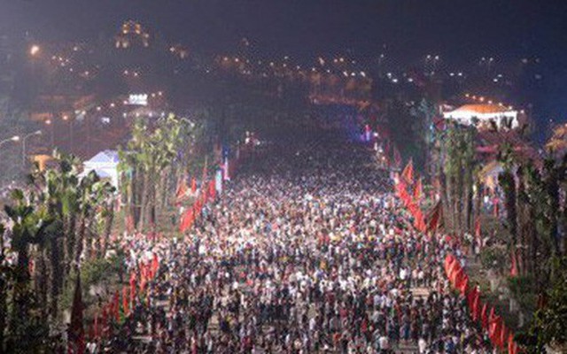 “Biển người” trắng đêm, trải chiếu ngủ ngoài trời chờ dâng hương giỗ Tổ