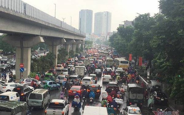 Hà Nội mưa, tắc triền miên từ sáng tới trưa Hà Nội mưa, tắc triền miên từ sáng tới trưa