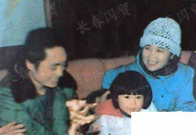  Trương Nghệ Mưu: Bỏ vợ khi thành danh, kết hôn với học trò kém 31 tuổi - Ảnh 1.