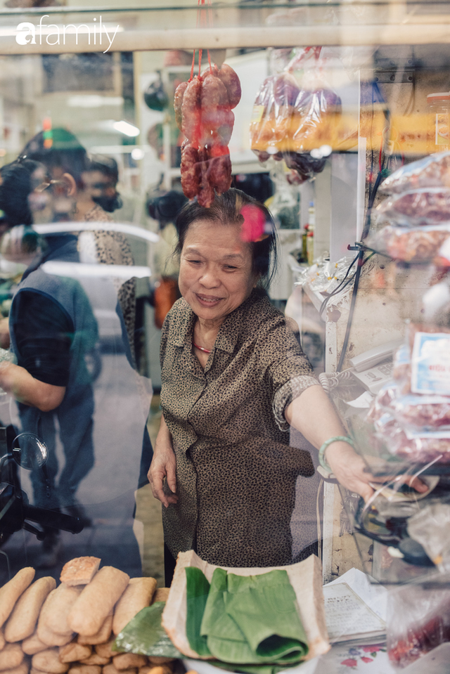 Quốc Hương - tiệm giò chả cứ đến Tết là người Hà Nội xếp hàng dài mua đồ và chuyện thách cưới giờ mới kể của bà chủ nức tiếng đẹp người đẹp nết - Ảnh 13.