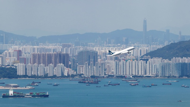 Cathay Pacific cho nhân viên nghỉ phép không lương 1 tháng do biểu tình kéo dài ở Hong Kong - Ảnh 1.