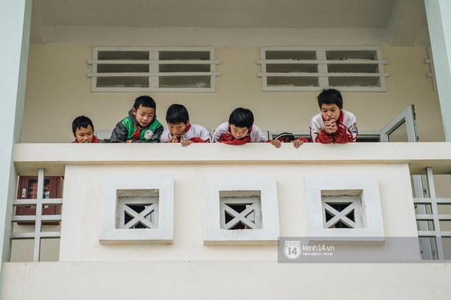 Chuyện buồn phía sau ngôi trường trên mây đẹp nhất Việt Nam: Đi bộ hàng cây số đến trường, con cái học quá giỏi lại trở thành gánh nặng cho cha mẹ - Ảnh 1.