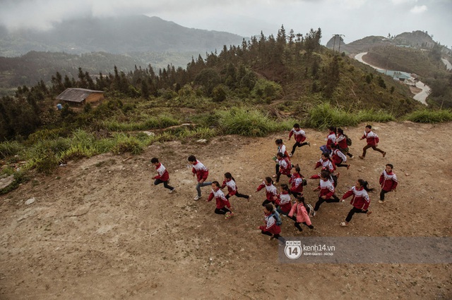 Chuyện buồn phía sau ngôi trường trên mây đẹp nhất Việt Nam: Đi bộ hàng cây số đến trường, con cái học quá giỏi lại trở thành gánh nặng cho cha mẹ - Ảnh 2.