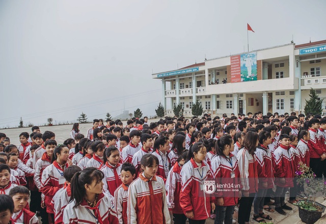 Chuyện buồn phía sau ngôi trường trên mây đẹp nhất Việt Nam: Đi bộ hàng cây số đến trường, con cái học quá giỏi lại trở thành gánh nặng cho cha mẹ - Ảnh 14.