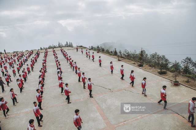 Chuyện buồn phía sau ngôi trường trên mây đẹp nhất Việt Nam: Đi bộ hàng cây số đến trường, con cái học quá giỏi lại trở thành gánh nặng cho cha mẹ - Ảnh 15.