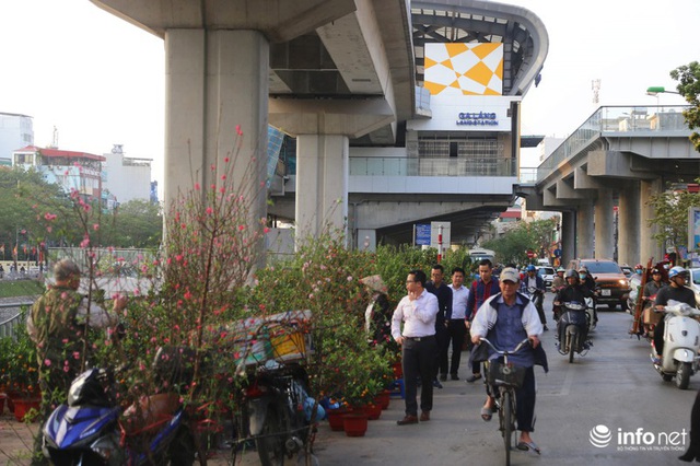 Vỉa hè, sân nhà ga đường sắt trên cao Cát Linh - Hà Đông thành chợ hoa Tết - Ảnh 6.