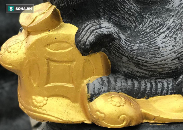  Chuột đen cưỡi vàng cõng hoa đào giá 2 triệu đồng hút khách dịp Tết 2020 - Ảnh 9.