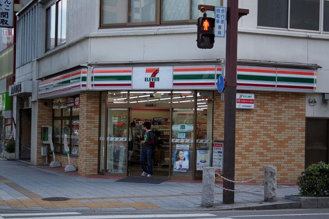 Chủ tiệm tạp hóa Nhật nổi tiếng cả nước vì dám đóng cửa nghỉ Tết 1 ngày - Ảnh 1.