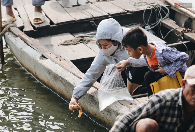 Ảnh: Chi 20 triệu mua cá chép rồi đi thuyền ra giữa sông để phóng sinh, người phụ nữ Sài Gòn vẫn choáng đặc khi thấy gã thanh niên lao theo chích điện để vớt cá - Ảnh 1.
