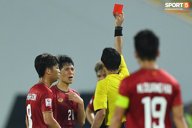 Báo châu Á gây sốc với bình luận cực gắt: Đình Trọng là cầu thủ chơi xấu nhất U23 Việt Nam, ông Park cực giỏi dùng chiêu trò khiêu khích trọng tài - Ảnh 1.
