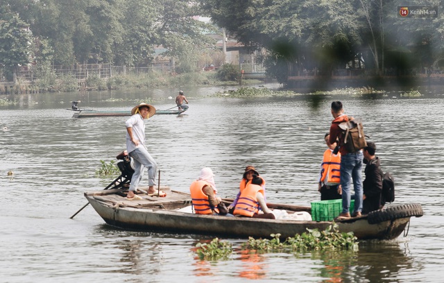 Ảnh: Chi 20 triệu mua cá chép rồi đi thuyền ra giữa sông để phóng sinh, người phụ nữ Sài Gòn vẫn choáng đặc khi thấy gã thanh niên lao theo chích điện để vớt cá - Ảnh 6.