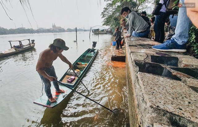Ảnh: Chi 20 triệu mua cá chép rồi đi thuyền ra giữa sông để phóng sinh, người phụ nữ Sài Gòn vẫn choáng đặc khi thấy gã thanh niên lao theo chích điện để vớt cá - Ảnh 7.