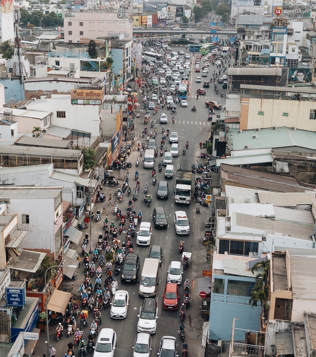 Chùm ảnh Flycam người dân ùn ùn đổ về quê ăn Tết, các ngả đường về bến xe lớn nhất Sài Gòn ùn tắc kinh hoàng - Ảnh 3.