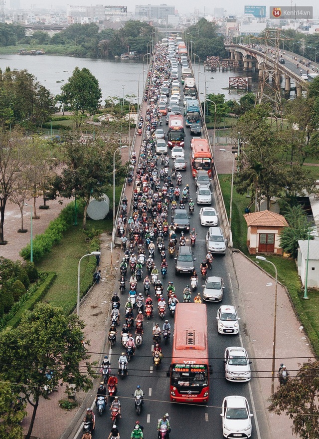 Chùm ảnh Flycam người dân ùn ùn đổ về quê ăn Tết, các ngả đường về bến xe lớn nhất Sài Gòn ùn tắc kinh hoàng - Ảnh 14.
