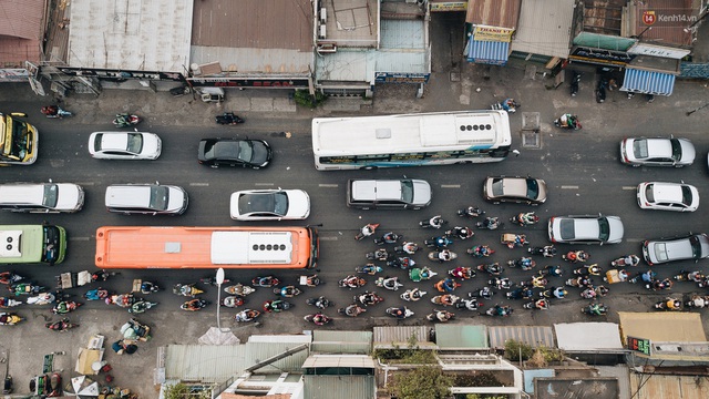 Chùm ảnh Flycam người dân ùn ùn đổ về quê ăn Tết, các ngả đường về bến xe lớn nhất Sài Gòn ùn tắc kinh hoàng - Ảnh 4.