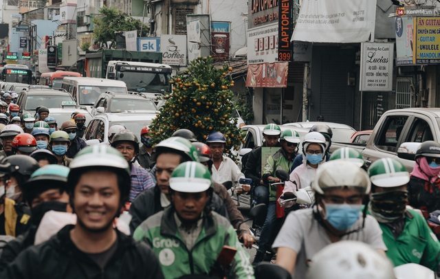 Chùm ảnh Flycam người dân ùn ùn đổ về quê ăn Tết, các ngả đường về bến xe lớn nhất Sài Gòn ùn tắc kinh hoàng - Ảnh 6.
