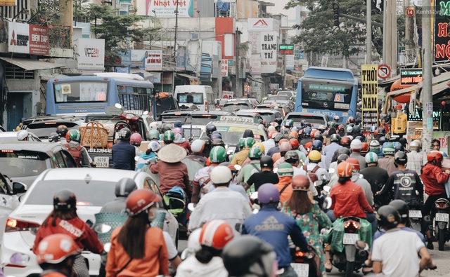 Chùm ảnh Flycam người dân ùn ùn đổ về quê ăn Tết, các ngả đường về bến xe lớn nhất Sài Gòn ùn tắc kinh hoàng - Ảnh 7.
