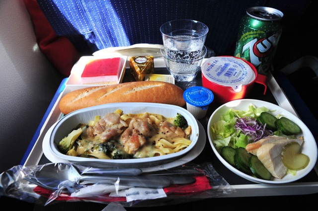 Nhìn phát thèm với suất ăn của các hãng bay trên thế giới, có hãng còn phục vụ cả tôm hùm hoành tráng như nhà hàng 5 sao - Ảnh 2.
