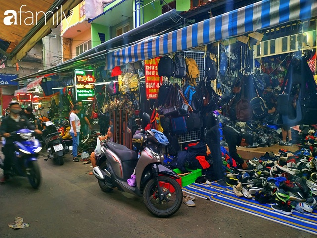 Chợ Bàn Cờ - chợ “lạc đường” kiêm thiên đường đồ si ở Sài Gòn - Ảnh 2.