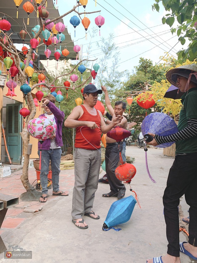 Ăn Tết lớn như chàng trai ở Cần Thơ: Dành 2 tháng cùng gia đình mang xuân về trong con hẻm nhỏ - Ảnh 4.