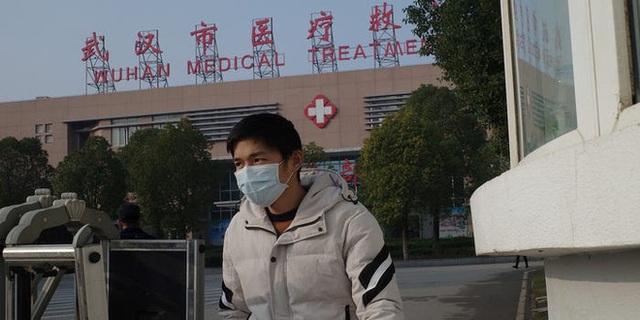 Video từ tâm dịch Vũ Hán: Nhân viên y tế Trung Quốc mặc đồ chống virus kín người, quét thân nhiệt hành khách trên máy bay - Ảnh 2.