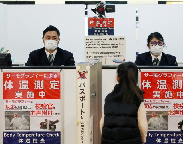 Video từ tâm dịch Vũ Hán: Nhân viên y tế Trung Quốc mặc đồ chống virus kín người, quét thân nhiệt hành khách trên máy bay - Ảnh 3.
