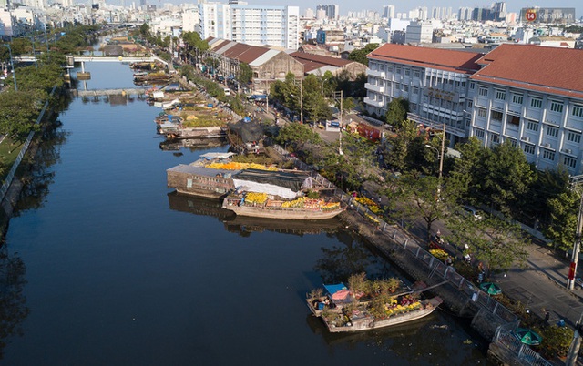  Ảnh: Thuyền chở đầy ắp hoa nối đuôi nhau cập bến Bình Đông, chợ hoa trên bến dưới thuyền rộn ràng sắc xuân ngày cận Tết  - Ảnh 19.