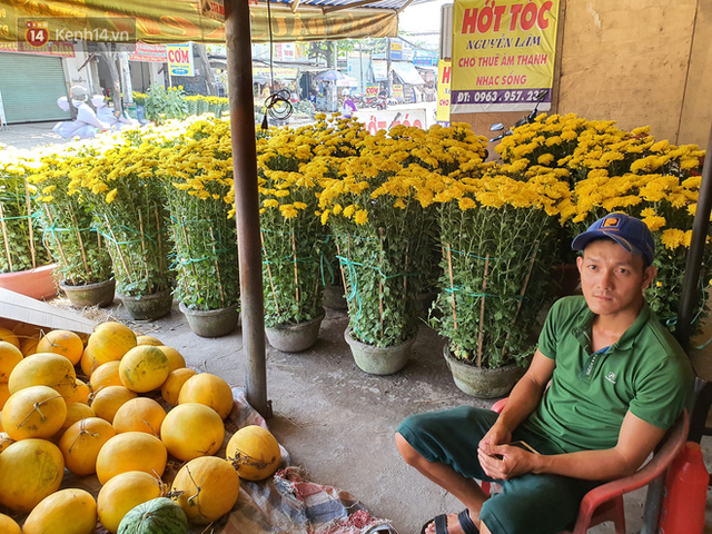 Chồng đột quỵ rồi mất trong lúc bán hoa Tết ở Sài Gòn, vợ cùng các con vội về đưa tang với hơn 2 tấn dưa còn nằm lại vỉa hè - Ảnh 8.