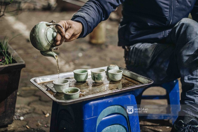 Những người nông dân chong lều canh đào, quất giữa cái lạnh 14 độ C của Hà Nội: Như đánh một canh bạc, bại nhiều hơn thắng - Ảnh 7.