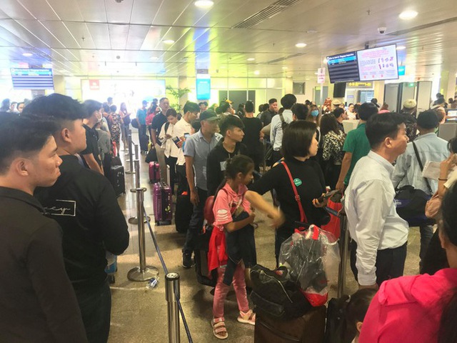 Vạn người vật vờ ở sân bay Tân Sơn Nhất ngày 28 tết  - Ảnh 1.