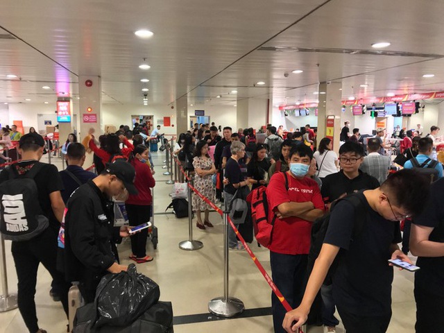 Vạn người vật vờ ở sân bay Tân Sơn Nhất ngày 28 tết  - Ảnh 2.