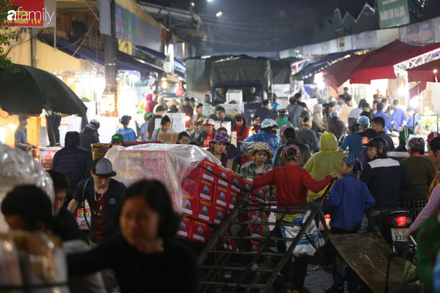 Tết đang gõ cửa từng nhà nhưng với nhiều người lao động ở chợ đầu mối Long Biên, Tết vẫn là những ngày vất vả mưu sinh cùng bát bún ăn vội vàng giữa đêm muộn - Ảnh 2.