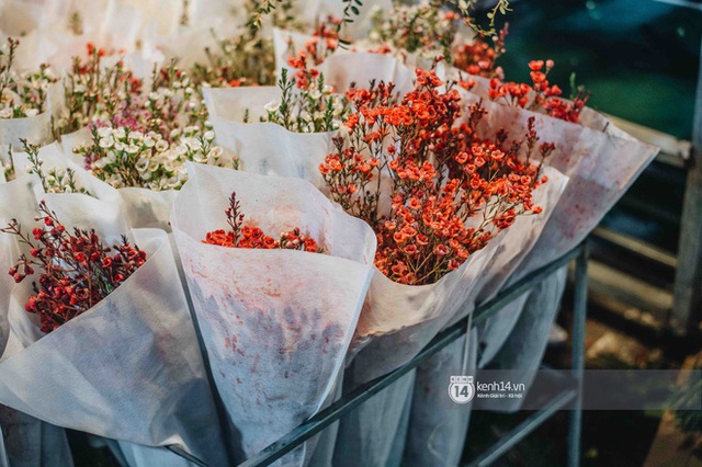 Sáng sớm cuối năm ở chợ hoa hot nhất Hà Nội: người qua kẻ lại tấp nập suốt cả đêm, nhiều bạn trẻ cũng lặn lội dậy sớm đi mua hoa - Ảnh 11.