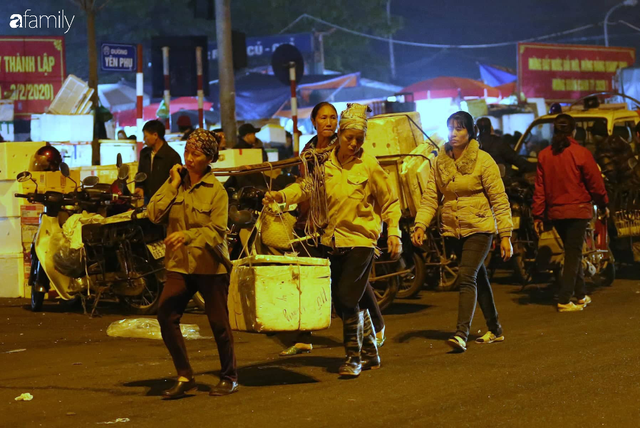 Tết đang gõ cửa từng nhà nhưng với nhiều người lao động ở chợ đầu mối Long Biên, Tết vẫn là những ngày vất vả mưu sinh cùng bát bún ăn vội vàng giữa đêm muộn - Ảnh 12.