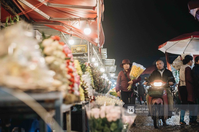 Sáng sớm cuối năm ở chợ hoa hot nhất Hà Nội: người qua kẻ lại tấp nập suốt cả đêm, nhiều bạn trẻ cũng lặn lội dậy sớm đi mua hoa - Ảnh 13.