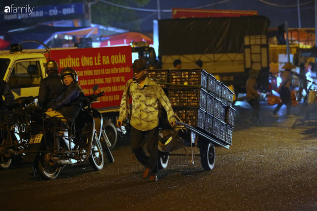 Tết đang gõ cửa từng nhà nhưng với nhiều người lao động ở chợ đầu mối Long Biên, Tết vẫn là những ngày vất vả mưu sinh cùng bát bún ăn vội vàng giữa đêm muộn - Ảnh 14.