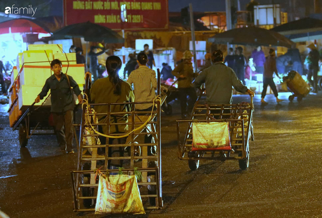 Tết đang gõ cửa từng nhà nhưng với nhiều người lao động ở chợ đầu mối Long Biên, Tết vẫn là những ngày vất vả mưu sinh cùng bát bún ăn vội vàng giữa đêm muộn - Ảnh 18.