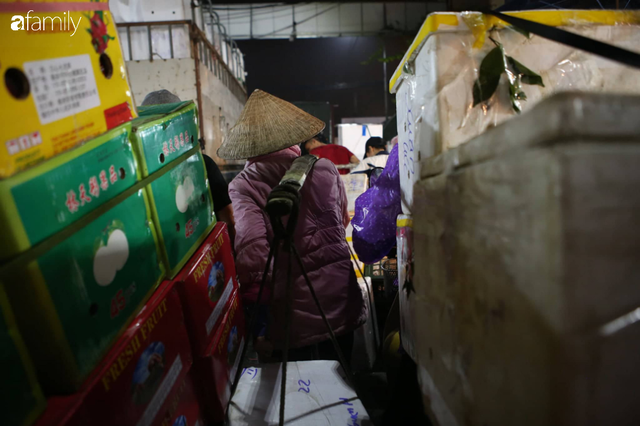 Tết đang gõ cửa từng nhà nhưng với nhiều người lao động ở chợ đầu mối Long Biên, Tết vẫn là những ngày vất vả mưu sinh cùng bát bún ăn vội vàng giữa đêm muộn - Ảnh 19.