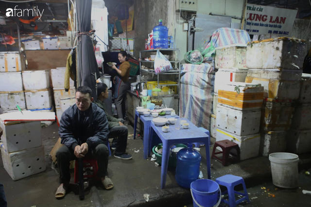 Tết đang gõ cửa từng nhà nhưng với nhiều người lao động ở chợ đầu mối Long Biên, Tết vẫn là những ngày vất vả mưu sinh cùng bát bún ăn vội vàng giữa đêm muộn - Ảnh 5.