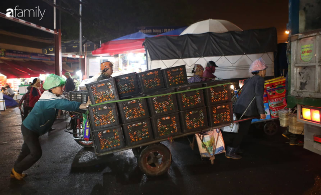 Tết đang gõ cửa từng nhà nhưng với nhiều người lao động ở chợ đầu mối Long Biên, Tết vẫn là những ngày vất vả mưu sinh cùng bát bún ăn vội vàng giữa đêm muộn - Ảnh 10.