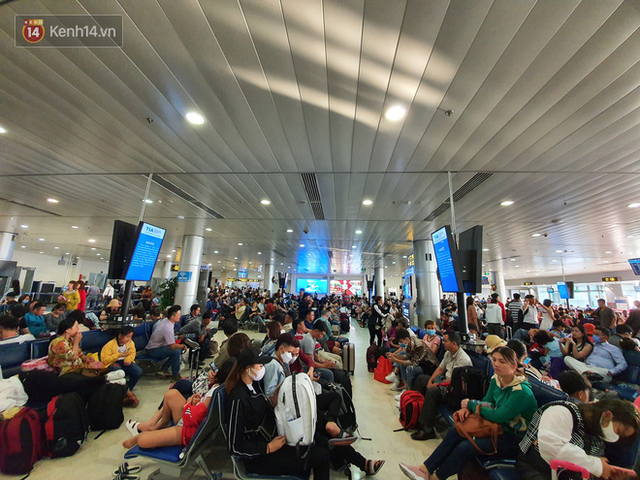 Nỗi ám ảnh chiều 30 Tết ở sân bay Tân Sơn Nhất: Nhiều chuyến bay delay, hàng ngàn người nằm vật vờ chờ đợi - Ảnh 2.